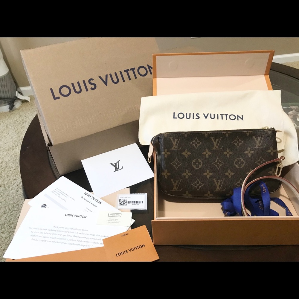 Authentic & NWT Pochette Accessories model M40712.